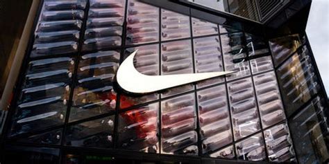 nike voor de zorg|Nike doneert 30.000 paar schoenen aan .